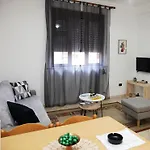 Sunny 2 Bedroom Near Center *