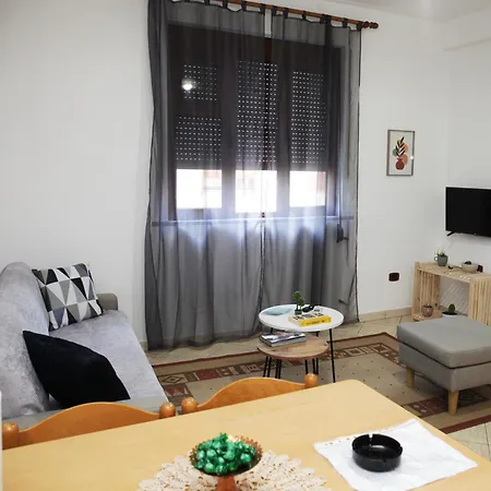 Sunny 2 Bedroom Near Center *