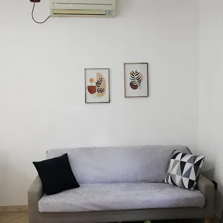 Sunny 2 Bedroom Near Center *