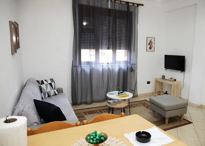 Sunny 2 Bedroom Near Center *