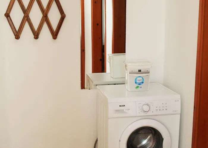 Sunny 2 Bedroom Near Center