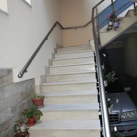 Sunny 2 Bedroom Near Center