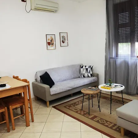 Sunny 2 Bedroom Near Center Apartment