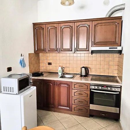 Sunny 2 Bedroom Near Center