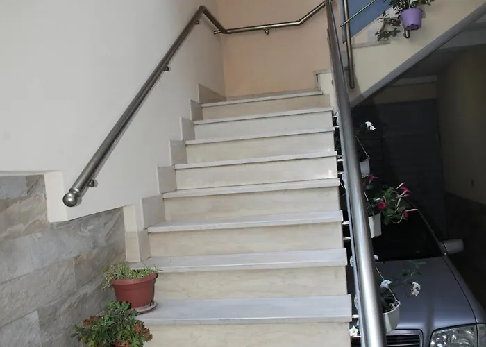 Sunny 2 Bedroom Near Center