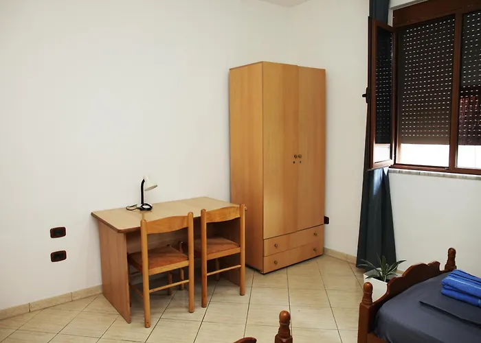 Sunny 2 Bedroom Near Center 公寓