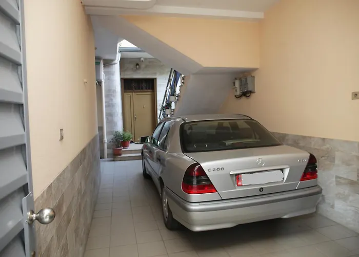 Sunny 2 Bedroom Near Center 公寓