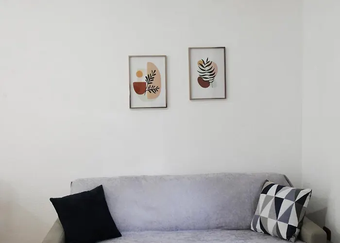 Sunny 2 Bedroom Near Center *