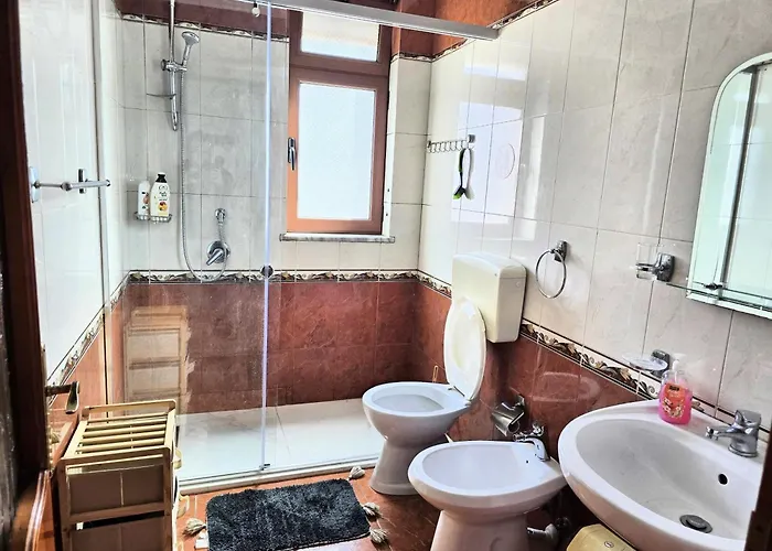 公寓 Sunny 2 Bedroom Near Center