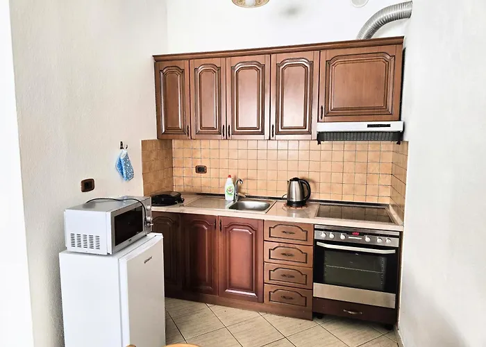 Sunny 2 Bedroom Near Center